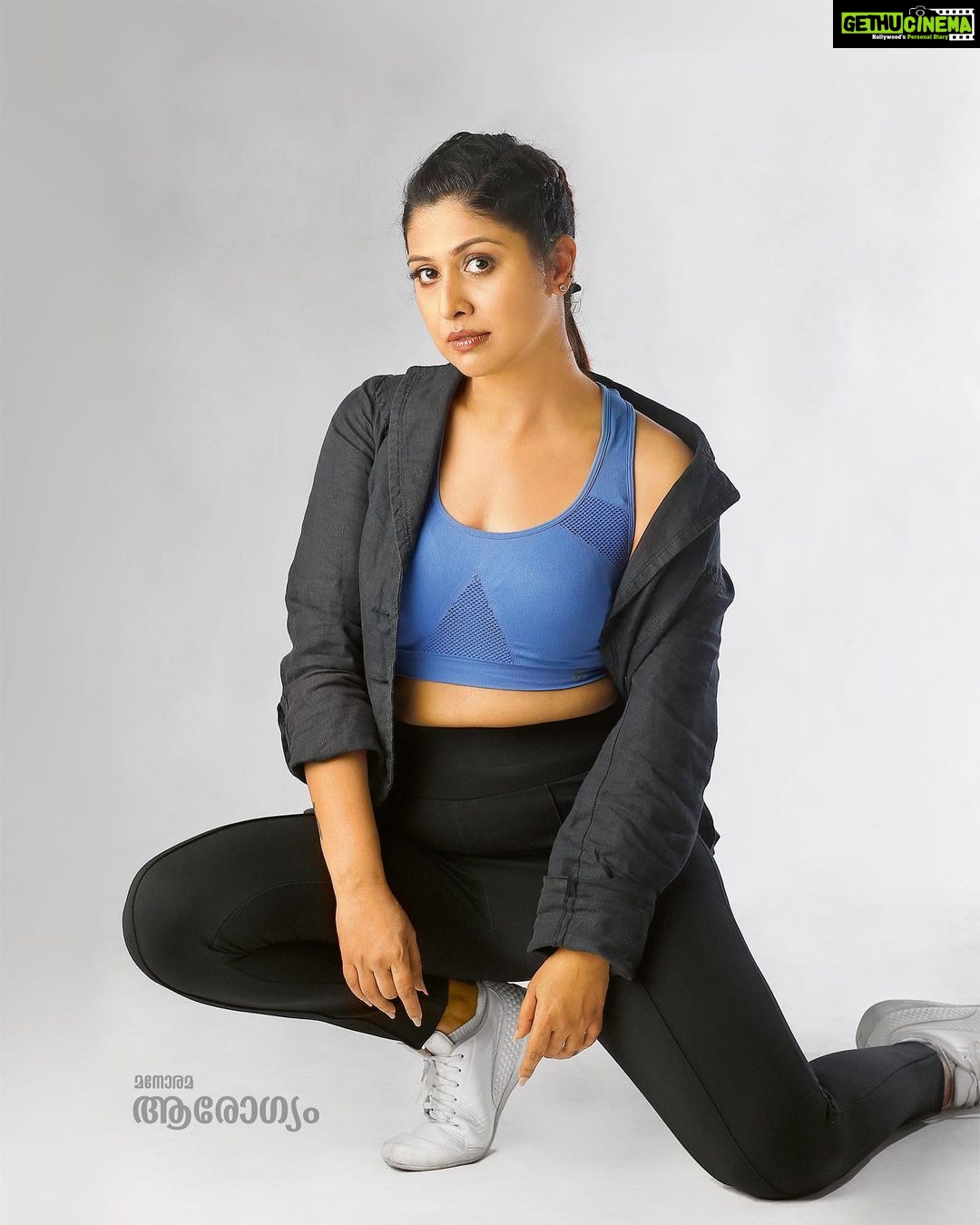 Ranjini Jose - 4.3K Likes - Manorama Arogyam February 2023 issue!!
On stands now ❤️
Grab your copy !!
@manoramaarogyam
Photography: @syam__babu
Styling : @its_yedhukrishna
@joe_elize_joy
@akshara_karimbil
Costumes : Moi 💁🏻♀️
@onlyindia
Makeup : @femy_antony__
Hair : @vishnupriyaprakasan
#manorama #manoramaarogyam #photoshoot #lifestyle #magazine #musician #health #rj #rjtheband