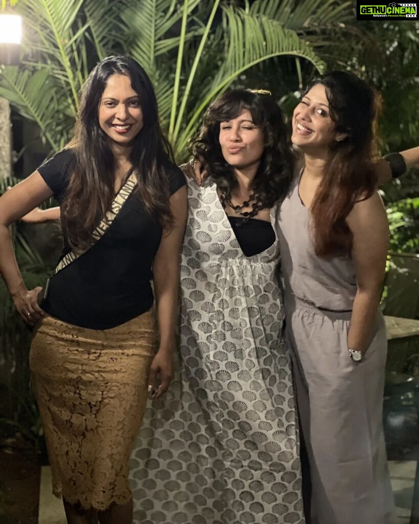 Ranjini Jose Instagram - 2 is company, 3 is a damn riot... At the soft launch of the fresh and breezy pull-up at Fort Cochin, @lovingearth.fortkochi #fortcochin #lovingearthyogacafe #stc #collegefriends #ranjinisandwich Loving Earth Yoga Cafe