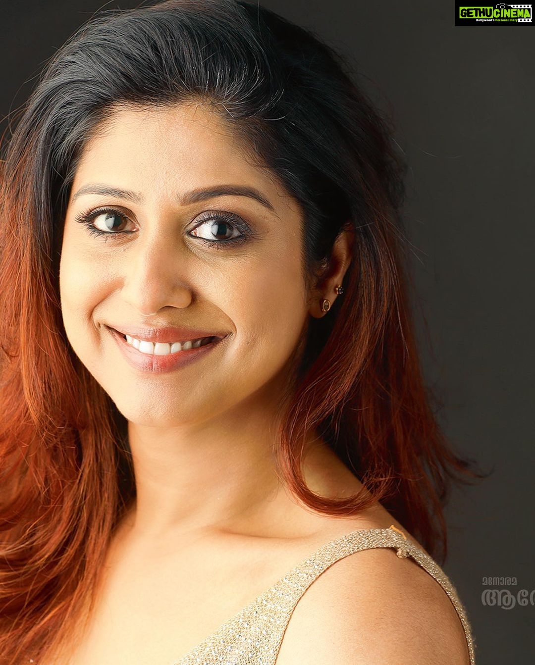 Ranjini Jose - 4.3K Likes - Manorama Arogyam February 2023 issue!!
On stands now ❤️
Grab your copy !!
@manoramaarogyam
Photography: @syam__babu
Styling : @its_yedhukrishna
@joe_elize_joy
@akshara_karimbil
Costumes : Moi 💁🏻♀️
@onlyindia
Makeup : @femy_antony__
Hair : @vishnupriyaprakasan
#manorama #manoramaarogyam #photoshoot #lifestyle #magazine #musician #health #rj #rjtheband