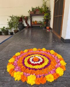 Ranjini Jose Instagram - And I reached home just in time to be with my loved ones this Onam 

Couldn’t ask for anything more ❤️

Hope you all had a lovely Onam with your peeps 

Wishing you all loads of happiness and prosperity 🌸

Happy Onam ❤️