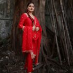 Rashami Desai Instagram - The colour of love and rage and luck ❤️ HAPPY DASHERA ❤️ . . Dress : @quenchathirst P.r. : @vblitzcommunications Jwel : @kushalsfashionjewellery Click: @shrutisbagwe . . #rashamidesai #rashamians #love #rythamicrashami💃🏻 #dashera2023 #fastiveseason #indiannaari #whatelseispossiblemore #diva #trending #fashion #immagical✨🧞‍♀️🦄