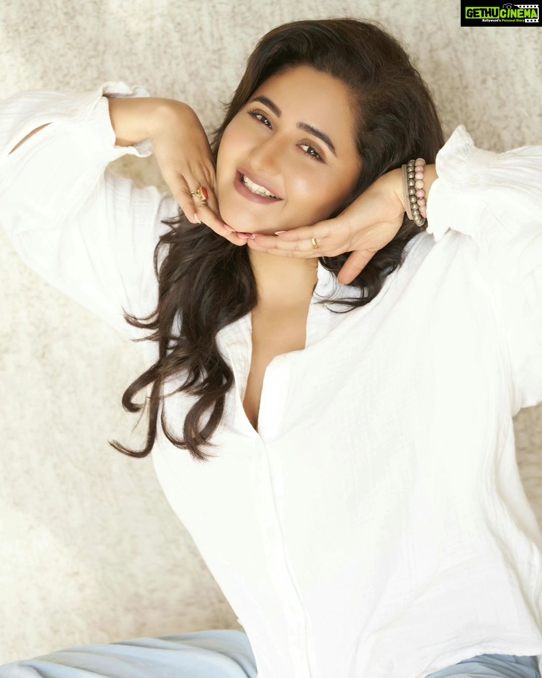 Rashami Desai Instagram - Be a beautiful CUPCAKE in the world full of MUFFINS 🧁🧁🧁🧁🧁 . . . . . . . #rashamidesai #rashamians #immagical✨🧞♀️🦄 #rythmicrashami💃 #whatelseispossiblenow #diva #cute