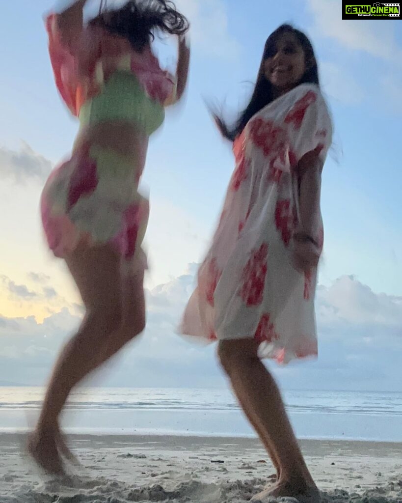 Rashmi Gautam Instagram - Some pictures might be blur for your sight but the memories are so clearly right #RR vacation #beachbabes #rashmigautam #holidayseason
