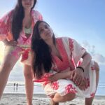 Rashmi Gautam Instagram - Some pictures might be blur for your sight but the memories are so clearly right #RR vacation #beachbabes #rashmigautam #holidayseason