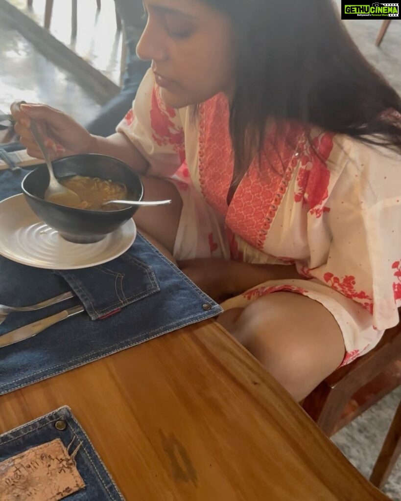 Rashmi Gautam Instagram - Some pictures might be blur for your sight but the memories are so clearly right #RR vacation #beachbabes #rashmigautam #holidayseason