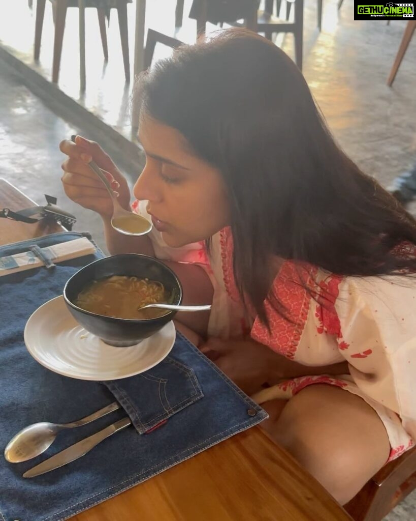 Rashmi Gautam Instagram - Some pictures might be blur for your sight but the memories are so clearly right #RR vacation #beachbabes #rashmigautam #holidayseason
