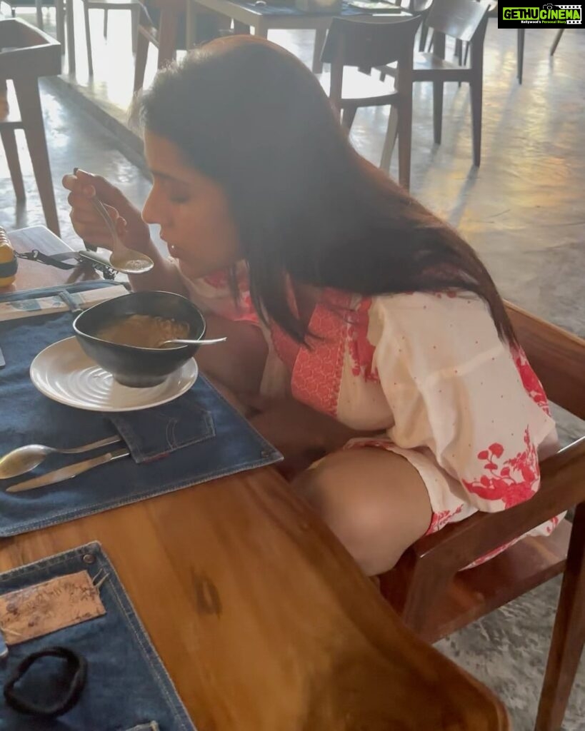 Rashmi Gautam Instagram - Some pictures might be blur for your sight but the memories are so clearly right #RR vacation #beachbabes #rashmigautam #holidayseason