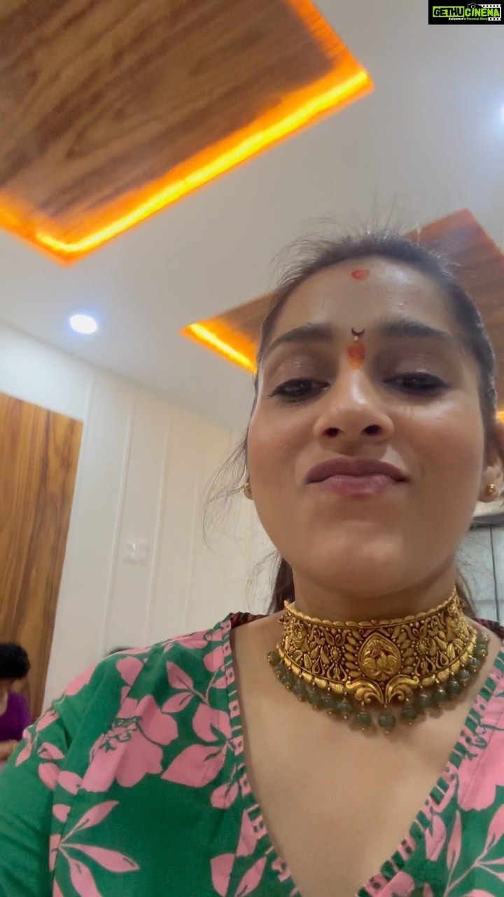 Rashmi Gautam Instagram - When it’s a 6 hour long night muhurtham puja and they all promise to stay up and give me company All wickets down #hawan #shantipuja