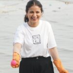 Rasika Dugal Instagram – So happy that I could join @chinukwatraofficial and his #BeachWarriors a day after visarjan for a beach clean up at Dadar. 🤜🏻🤛🏻
Thank you to all the lovely people who were there that morning for this experience. It was informative, it made me feel like I was doing my teeny weeny bit for the place I live in and it was so fun being around that selfless energy. Let’s do this again soon! 

@beachwarriorsindia 
@khushiyaanorg
@treeshulmediasolutions