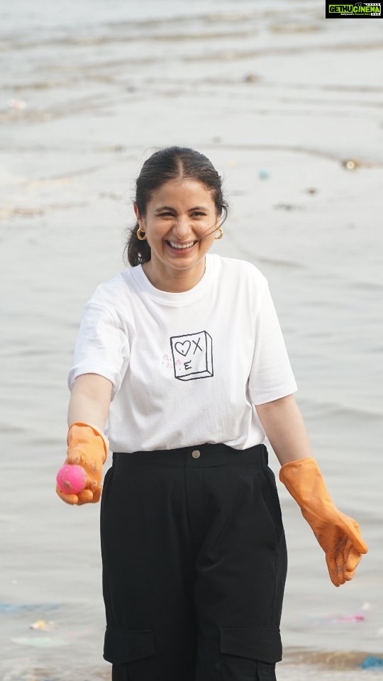Rasika Dugal Instagram - So happy that I could join @chinukwatraofficial and his #BeachWarriors a day after visarjan for a beach clean up at Dadar. 🤜🏻🤛🏻 Thank you to all the lovely people who were there that morning for this experience. It was informative, it made me feel like I was doing my teeny weeny bit for the place I live in and it was so fun being around that selfless energy. Let's do this again soon! @beachwarriorsindia @khushiyaanorg @treeshulmediasolutions