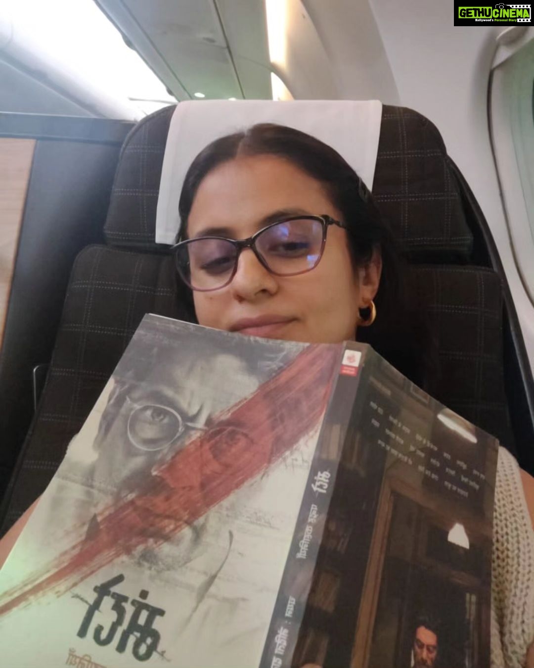 Rasika Dugal Instagram - Just the perfect time (looong ✈️) and perfect day to revisit Manto (5 years of @mantofilm) And revisit so many beautiful memories... Some films will always be special. ❤️ Thank you for the book @nanditadasofficial. Still can't choose a favourite from these stories... @nawazuddin._siddiqui @tahirrajbhasin @kartikvijay @rajshri_deshpande @shashank.arora @dan.husain @snekhanwalkar @mrsheetalsharma @iamroysanyal @divyadutta25 @gurdasmaanjeeyo @jaduakhtar @pareshrawalofficial #RishiKapoor @swanandkirkire @tillotamashome @itsvijayvarma @neerajkabi @ranvirshorey @purab_kohli @llaarun @inaamulhaq_official @mantagoyal @viacom18studios #MantoTheFilm #Manto #5YearsOfManto #5YearsOfSafia