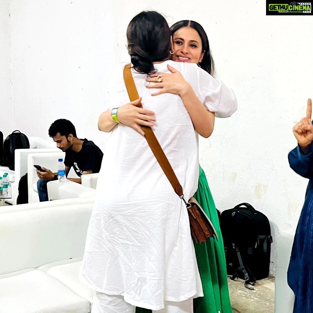 Rasika Dugal Instagram - To an afternoon full of conversations about work, life and chola kulchas... which also became an excuse for giggly reunions, long overdue hugs and surer strides. Thank you @ifp.world. The enthusiasm of this audience was infectious.π @shefalishahofficial @barunsobti_says @amrutasubhash @kkamra @rotalks