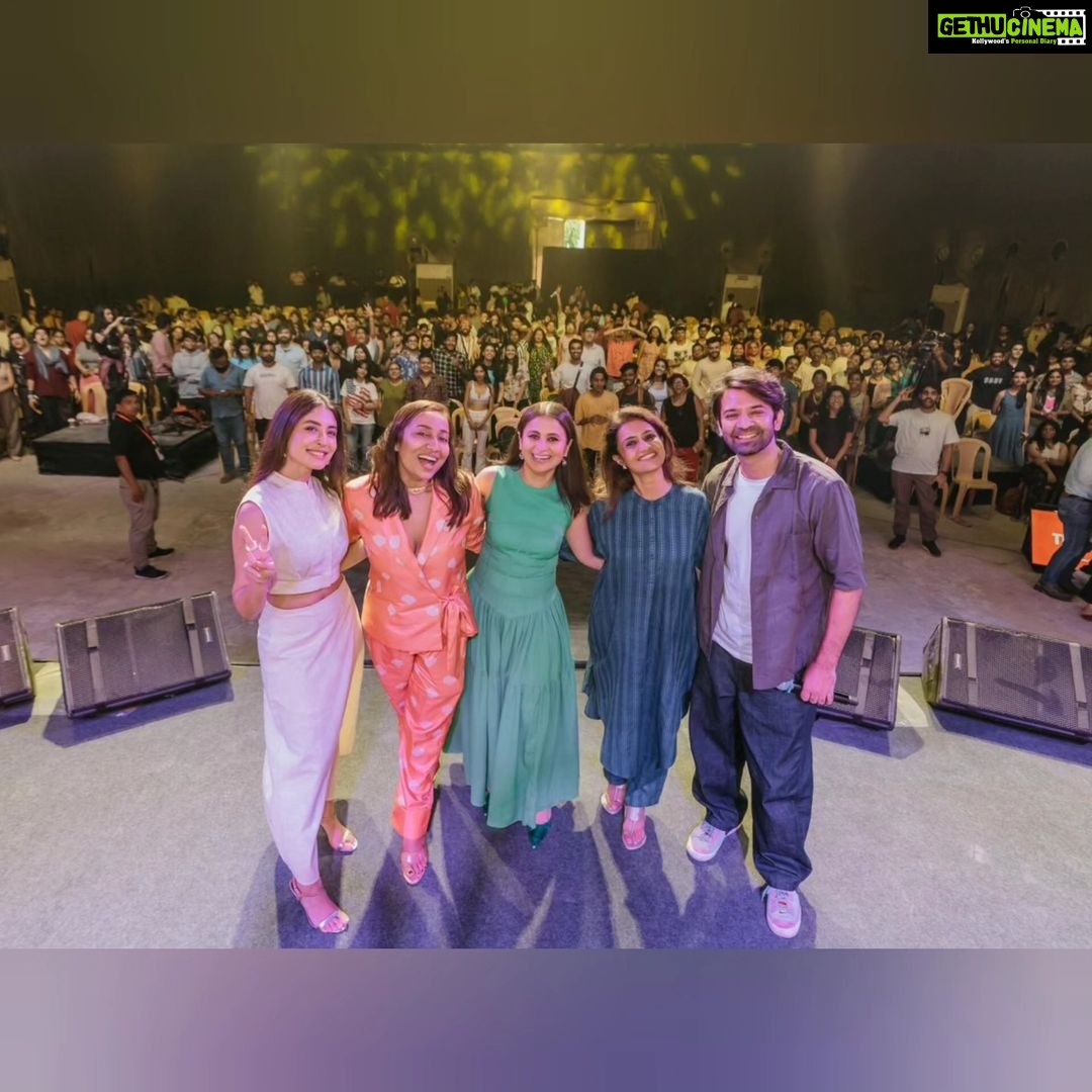 Rasika Dugal Instagram - To an afternoon full of conversations about work, life and chola kulchas... which also became an excuse for giggly reunions, long overdue hugs and surer strides. Thank you @ifp.world. The enthusiasm of this audience was infectious.π @shefalishahofficial @barunsobti_says @amrutasubhash @kkamra @rotalks