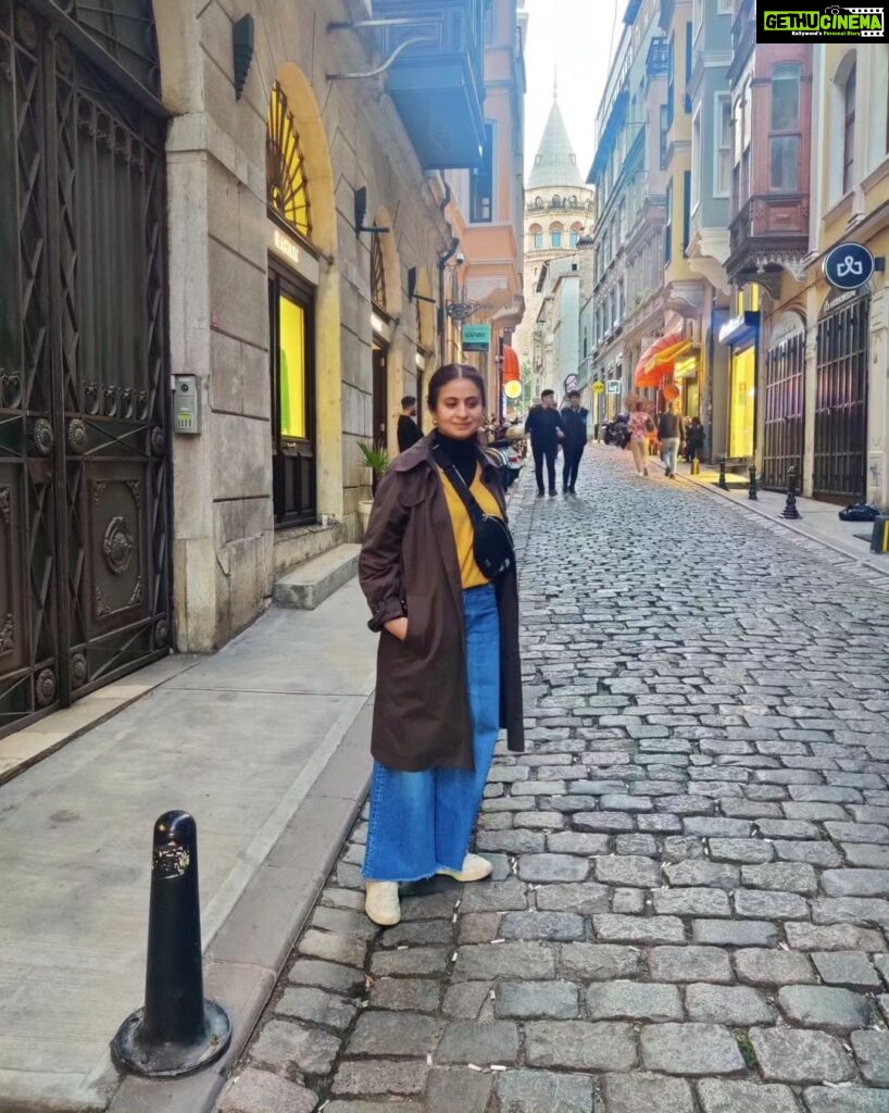 Rasika Dugal Instagram - Many more streets to walk, many more unfinished podcasts to discuss and many more warm crumbly cookies to be devoured.❤ @mukulchadda #Istanbul #IstanbulDiaries @jacquelinecookies #Cihangir