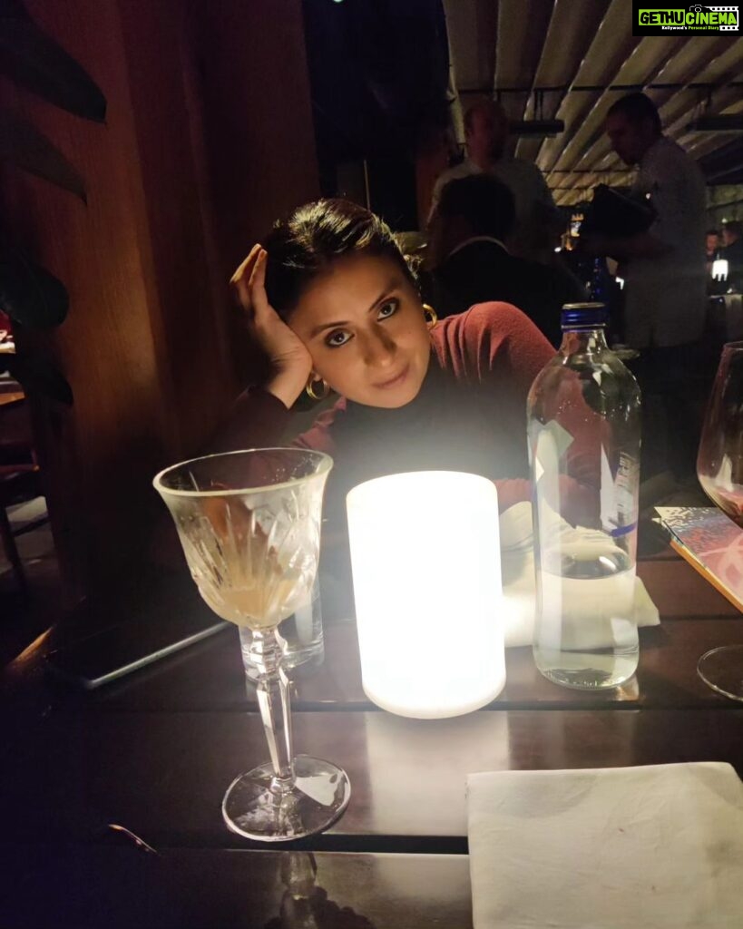 Rasika Dugal Instagram - Holiday Protocol 😆 Keenly (but subtly) observe what the other table has ordered ⬇ Pose for your own photo ⬇ Try making it look candid ⬇ Eat. Drink. Repeat 🔁 📷@mukulchadda #Istanbul #IstanbulDiaries