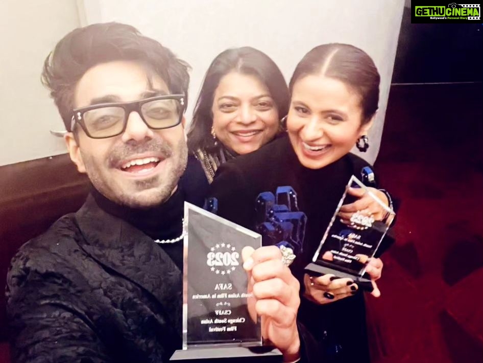 Rasika Dugal Instagram - So inspiring to be in a room buzzing with cinema lovers β€οΈ. Each one charting their own journey with films... #OpeningNight @csaffestival. Delighted that #LordCurzonKiHaveli will be the #closingnight film. Thank you @csaffestival for honouring and regarding my work with the #SAFA award π. Alongside the lovely @aparshakti_khurana. π·@chicityhero HMU @makeupby.karishma