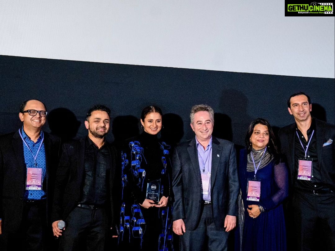 Rasika Dugal Instagram - So inspiring to be in a room buzzing with cinema lovers β€οΈ. Each one charting their own journey with films... #OpeningNight @csaffestival. Delighted that #LordCurzonKiHaveli will be the #closingnight film. Thank you @csaffestival for honouring and regarding my work with the #SAFA award π. Alongside the lovely @aparshakti_khurana. π·@chicityhero HMU @makeupby.karishma