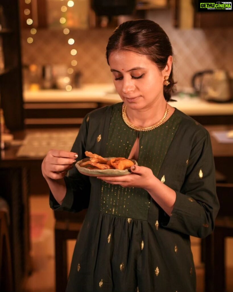 Rasika Dugal Instagram - Swipe for a short story about my will power this festive season 😆. (This year was a toss up between gujiya and jalebi!) Happy Diwali! May you have a guilt free one! And may all your troubles be as trivial. 😄 #HappyDiwali #Diwali #Diwali2023 Thank you @truebrowns for this most comfortable festive outfit