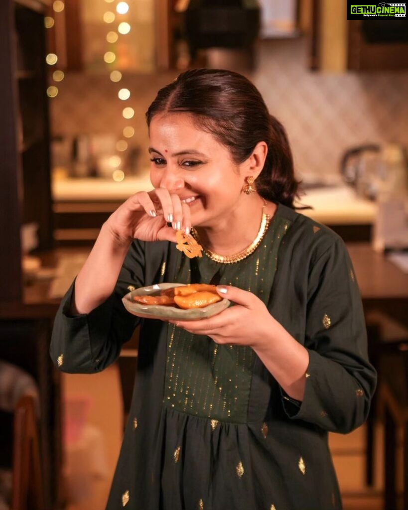 Rasika Dugal Instagram - Swipe for a short story about my will power this festive season 😆. (This year was a toss up between gujiya and jalebi!) Happy Diwali! May you have a guilt free one! And may all your troubles be as trivial. 😄 #HappyDiwali #Diwali #Diwali2023 Thank you @truebrowns for this most comfortable festive outfit