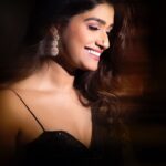 Rasika Sunil Instagram - Outfits that make you shine ❤️ Celebrating my talented team❤️ Styled and managed by @ketaki_ashish @stylebyk2 Outfit by @moresha_sameera_dalvi Jewellery by @sorayaajewels_ MUA @priyankapore_makeupartist Photoshoot by @mirriorcraftfilms