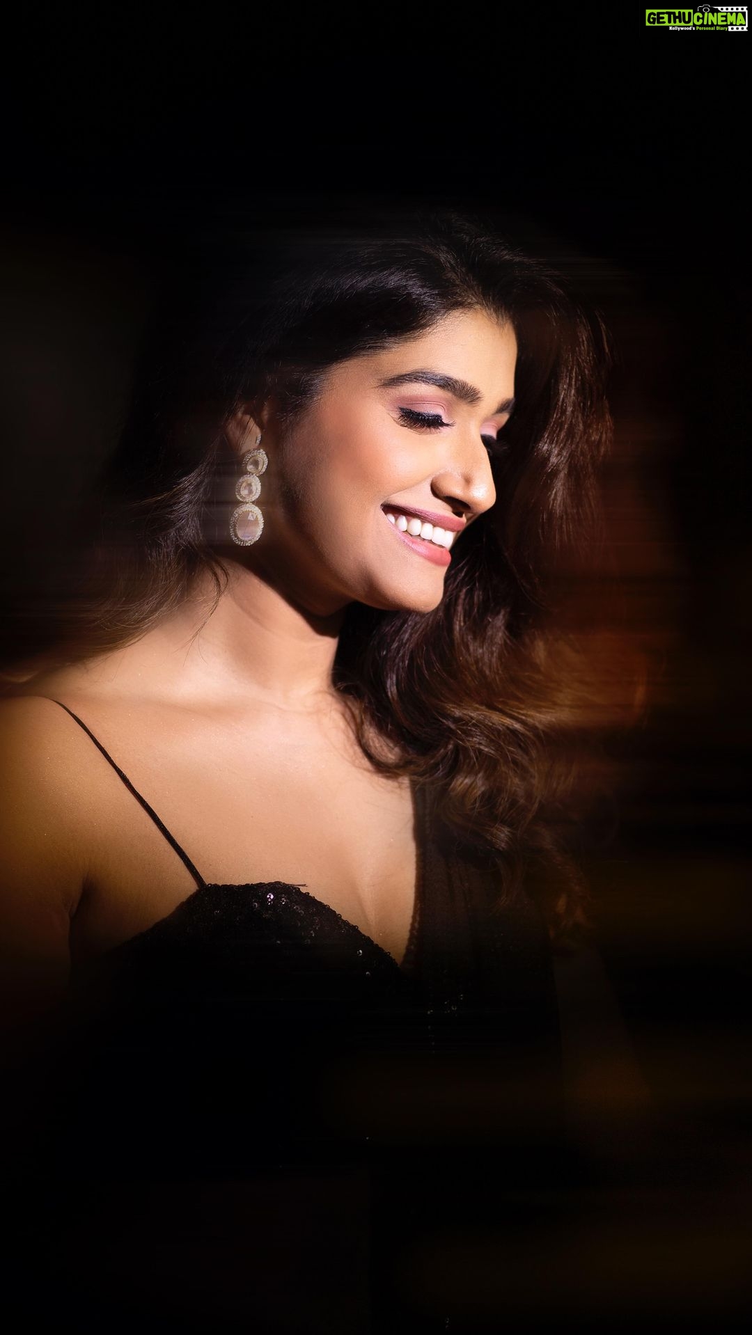 Rasika Sunil - 101.2K Likes - Outfits that make you shine ❤️
Celebrating my talented team❤️
Styled and managed by @ketaki_ashish @stylebyk2
Outfit by @moresha_sameera_dalvi
Jewellery by @sorayaajewels_
MUA @priyankapore_makeupartist
Photoshoot by @mirriorcraftfilms