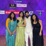 Rasika Sunil Instagram - Our beautiful team of ‘Diet Lagna!’ on the sets of our beloved show @chalahawayeudyaofficial ❤️ Telecast on the 3rd and 4th of July only on zee marathi @zeemarathiofficial @siddharthbodkeofficial @vaishnaveerp @manaswini_lr Styled by @ketaki_ashish Blouse by @moresha_sameera_dalvi Saree by @aatarahindia Jewellery by @aarika_by_chandrika Hair by @priyankapore_makeupartist