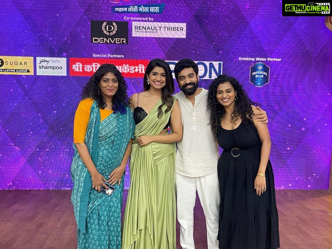 Rasika Sunil Instagram - Our beautiful team of ‘Diet Lagna!’ on the sets of our beloved show @chalahawayeudyaofficial ❤️ Telecast on the 3rd and 4th of July only on zee marathi @zeemarathiofficial @siddharthbodkeofficial @vaishnaveerp @manaswini_lr Styled by @ketaki_ashish Blouse by @moresha_sameera_dalvi Saree by @aatarahindia Jewellery by @aarika_by_chandrika Hair by @priyankapore_makeupartist