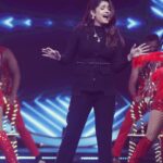 Rasika Sunil Instagram - Singing on stage after the longest time! This is a super special performance, @mithileshpatankar rearranged @avadhoot_gupte’s famous song ‘Aaika dajiba’. I got a chance to sing and perform this song on Sur nava dhyas nava, @colorsmarathi Thank you to the talented musicians and backing vocals who made this song super exciting for me to sing ❤️ And of course the choreography team for making it all the more glamorous ❤️❤️ Act Choreographed by #NanuChetan @chetannanu @iam_chetanshigwan  #Team @rushikesh_impure_nupurs @pawan_tatkare @rahul8306 @bhavana.jalgaonkar @purva_salekar_ @samtaamane27 @akshay_dupade_007 @ekviraproductions