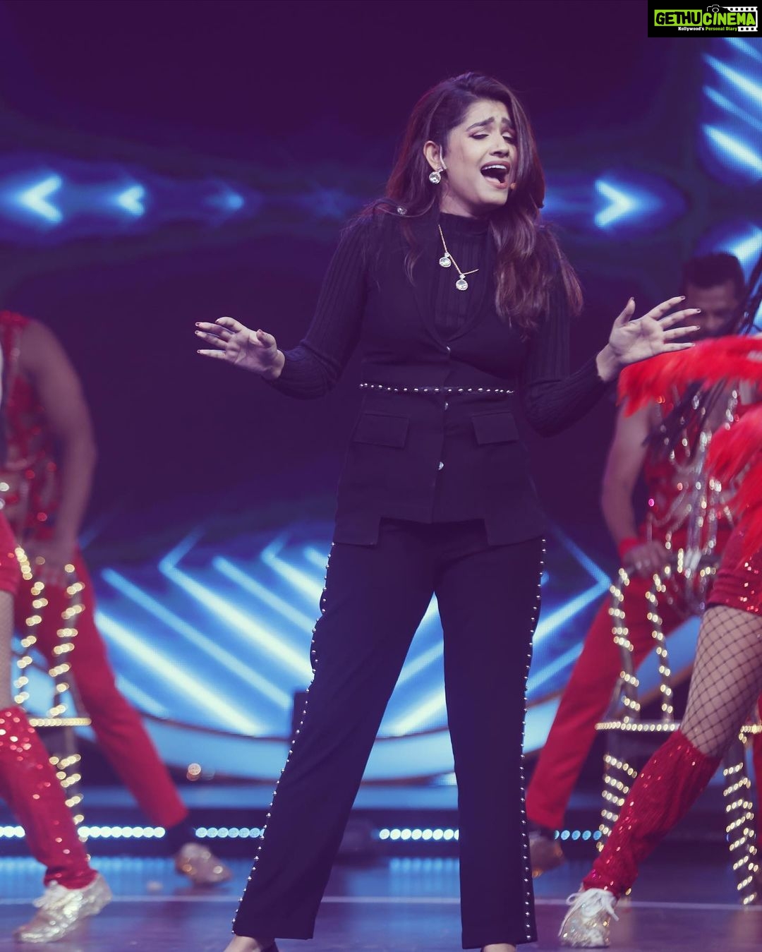 Rasika Sunil Instagram - Singing on stage after the longest time! This is a super special performance, @mithileshpatankar rearranged @avadhoot_gupte’s famous song ‘Aaika dajiba’. I got a chance to sing and perform this song on Sur nava dhyas nava, @colorsmarathi Thank you to the talented musicians and backing vocals who made this song super exciting for me to sing ❤️ And of course the choreography team for making it all the more glamorous ❤️❤️ Act Choreographed by #NanuChetan @chetannanu @iam_chetanshigwan #Team @rushikesh_impure_nupurs @pawan_tatkare @rahul8306 @bhavana.jalgaonkar @purva_salekar_ @samtaamane27 @akshay_dupade_007 @ekviraproductions
