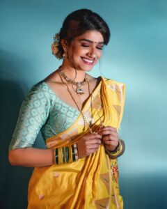 Rasika Sunil Instagram - Zee Marathi Ganeshostav 2023

Styling @nehachaudhary_ 
Hair by @priyankapore_makeupartist 
Clicked by @sarrikaaaaaa 
Saree: @aaishvy_designs
Jewellery: @kankshinistudio
@treasureboxforyou