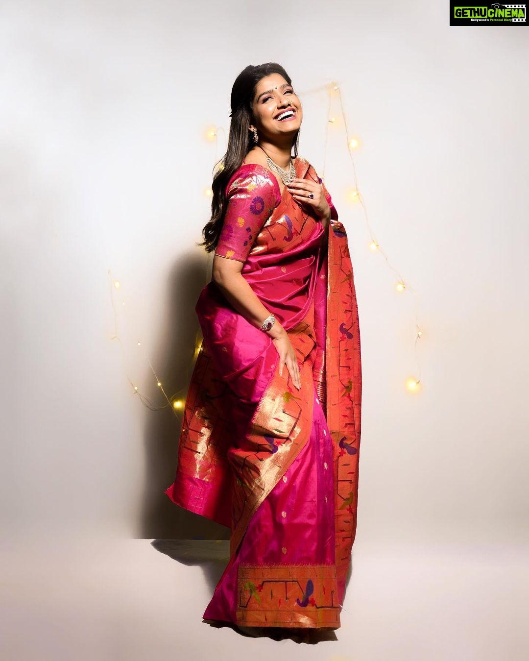 Rasika Sunil Instagram - नरकचतुर्दशी आणि लक्ष्मीपूजानाच्या शुभेच्छा! Styled by @stylebyk2 @ketaki_ashish Saree by @zartaricouture Blouse by @designer_kazbee Jewellery by @lagubandhu Hair by @priyankapore_makeupartist Photos by @sarrikaaaaaa make up by me