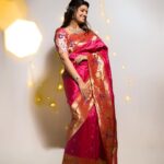 Rasika Sunil Instagram - नरकचतुर्दशी आणि लक्ष्मीपूजानाच्या शुभेच्छा! Styled by @stylebyk2 @ketaki_ashish Saree by @zartaricouture Blouse by @designer_kazbee Jewellery by @lagubandhu Hair by @priyankapore_makeupartist Photos by @sarrikaaaaaa make up by me