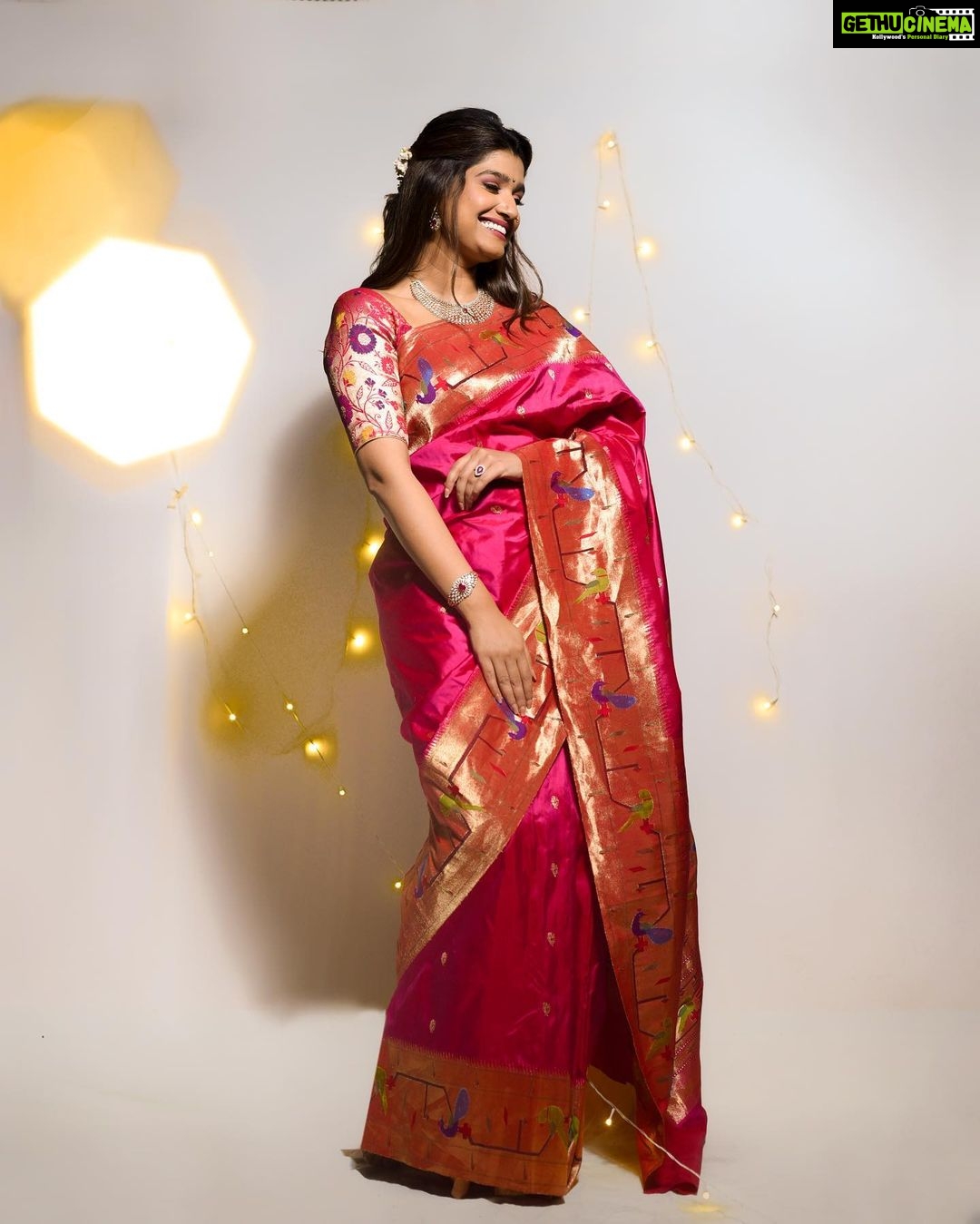 Rasika Sunil Instagram - नरकचतुर्दशी आणि लक्ष्मीपूजानाच्या शुभेच्छा! Styled by @stylebyk2 @ketaki_ashish Saree by @zartaricouture Blouse by @designer_kazbee Jewellery by @lagubandhu Hair by @priyankapore_makeupartist Photos by @sarrikaaaaaa make up by me