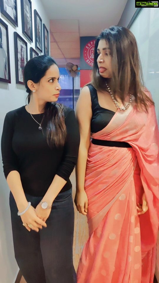 Rasika Sunil Instagram - Pretty girls म्हणे, येतं नाही तर कशाला करायचं 😋🤪😂🤭 #OnlyGirlsShouldHaveAllTheFun ❤️🤗😘 . . #rjshrutii #rasikasunil #friends #actress #majhyanavryachibayko #memorieslivingtogether #funnyreels #funnyvideos @redfm.marathi @magicfmmumbai