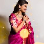 Rasika Sunil Instagram - नरकचतुर्दशी आणि लक्ष्मीपूजानाच्या शुभेच्छा! Styled by @stylebyk2 @ketaki_ashish Saree by @zartaricouture Blouse by @designer_kazbee Jewellery by @lagubandhu Hair by @priyankapore_makeupartist Photos by @sarrikaaaaaa make up by me ❤️