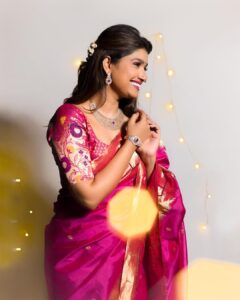 Rasika Sunil Instagram - नरकचतुर्दशी आणि लक्ष्मीपूजानाच्या शुभेच्छा! 

Styled by @stylebyk2 @ketaki_ashish
Saree by @zartaricouture 
Blouse by @designer_kazbee 
Jewellery by @lagubandhu 
Hair by @priyankapore_makeupartist
Photos by @sarrikaaaaaa 
make up by me ❤️