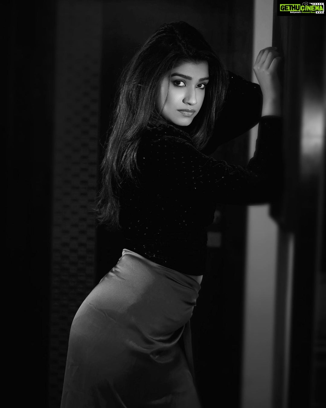 Rasika Sunil Instagram - Don’t scroll! Wait! . . . . . . . . . . Style and Managed by @ketaki_ashish @stylebyk2 Photoshoot by @fashion_btphotography Edited by @mm_edits._ @manish_mahirrao_mm #Rasikasunil #rasikasunilfc #love #gratitude #happinss #fun #goforit #awesome #photoshoot #bnw