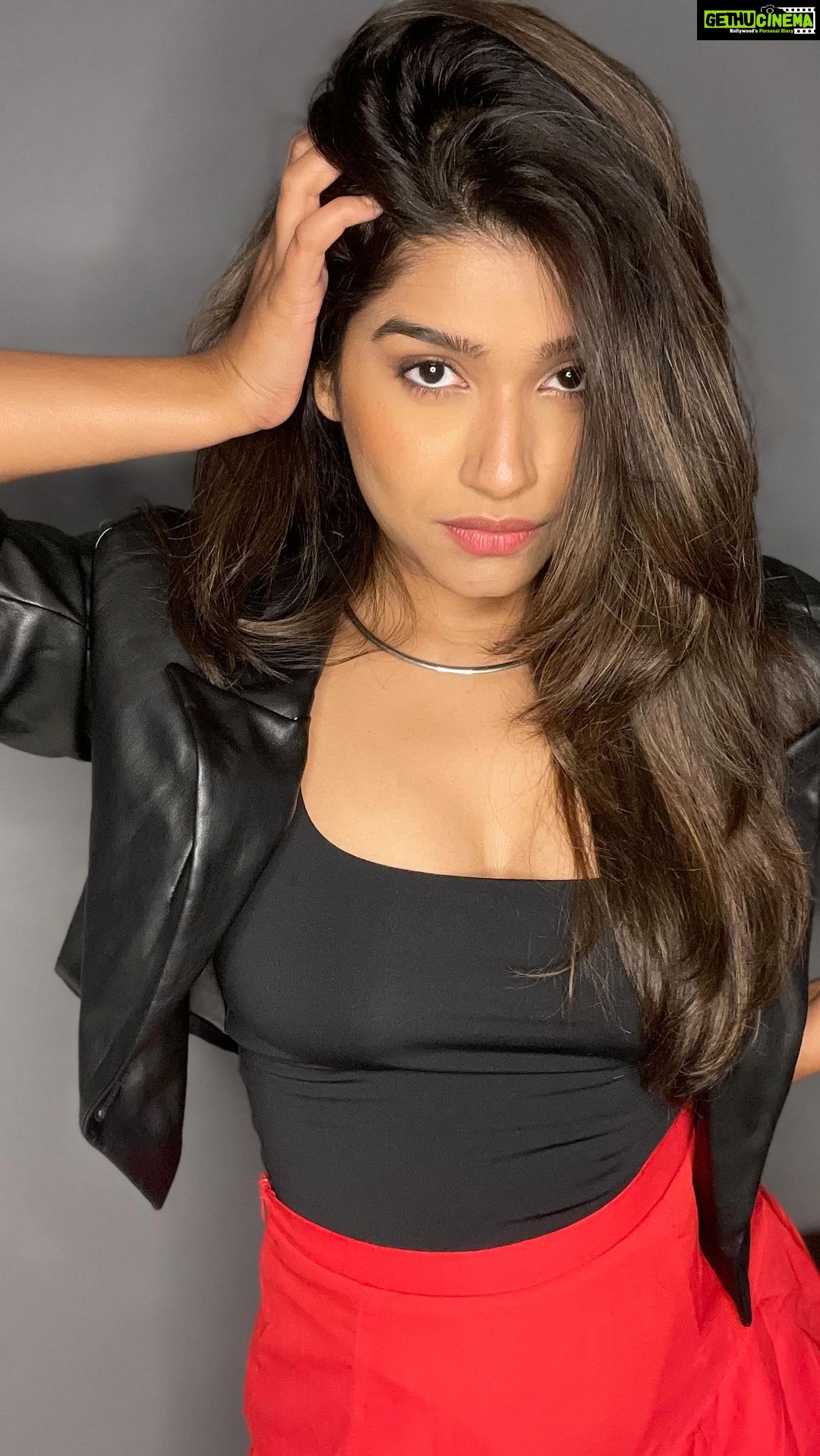 Rasika Sunil Instagram - No trend, no chase Just celebrating an outfit I put together ❤️ #Rasikasunil #rasikasunilfc #love #gratitude #reelitfeelit #happiness #reelsofinstagram #reelkarofeelkaro #fun #goforit #awesome #outfit #leatherjacket