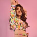 Rasika Sunil Instagram - Neon love 💕 Styled by @stylebyk2 @ketaki_ashish Outfit by @kalamandir_thane Jewellery by @sorayaajewels_ Hair for photoshoot by @nikita_kumavat_makeovers Hair for SNDN by @priyankapore_makeupartist Photos by @sarrikaaaaaa Make up by me ❤️