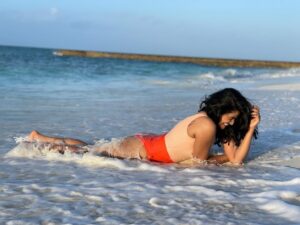Rasika Sunil Instagram - See the line where the sky meets the sea?
It calls me 💜

#Rasikasunil #rasikasunilfc #love #gratitude #ocean #fun #goforit #awesome #waterbaby #underthesea