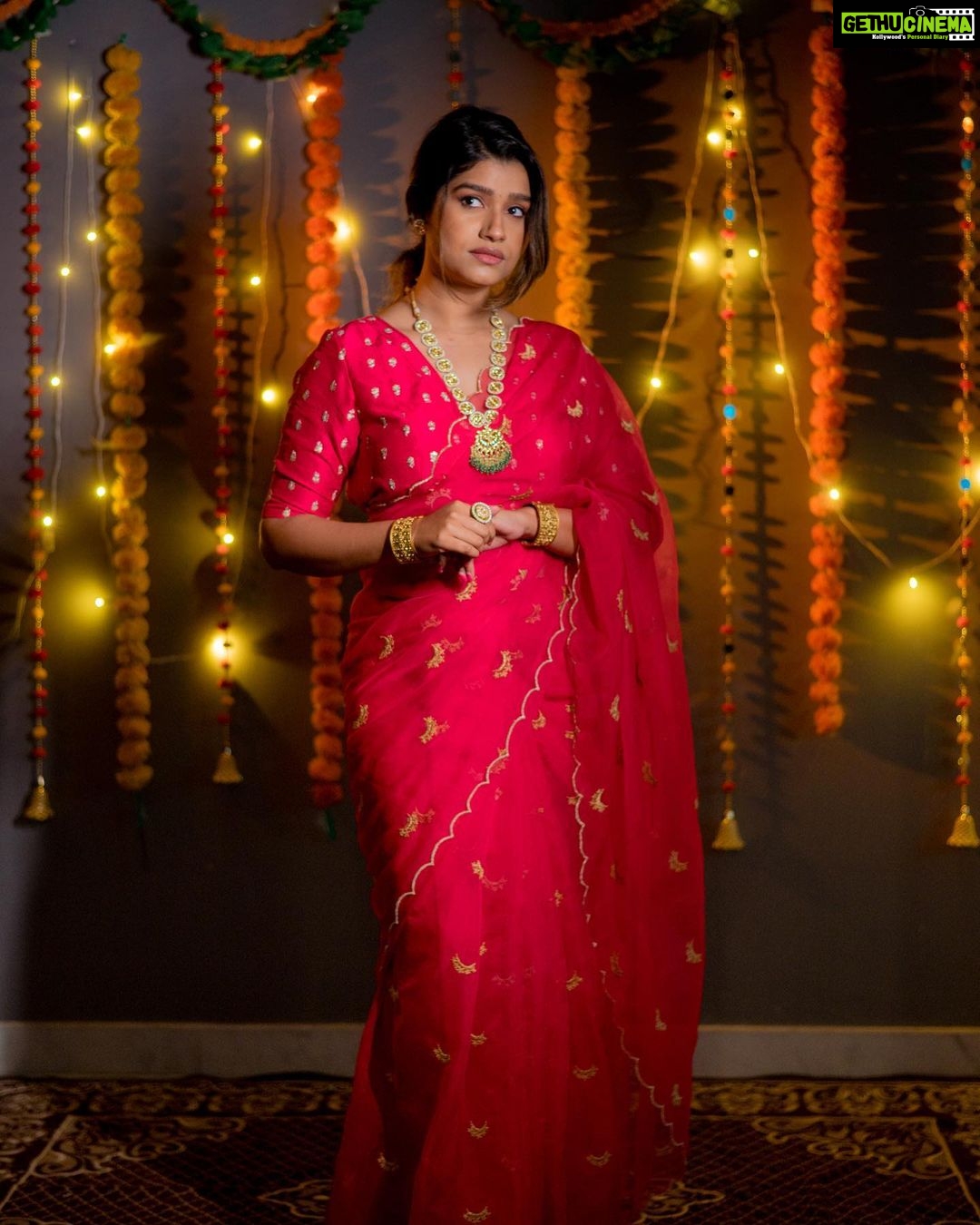 Rasika Sunil Instagram - Celebrating this beautiful team ❤️ Saree by @k2fashioncloset Kurta set by @k2fashioncloset Styled by @ketaki_ashish Jewellery by @aarika_by_chandrika Photoshoot by @deepali_td_official Hair by mua @kirtimakeupexpert Make up by Yours Truly 💜 #Rasikasunil #rasikasunilfc #love #gratitude #happiness #photoshoot #home #india #festivewear #festivevibes #diwali