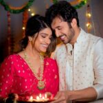 Rasika Sunil Instagram – Sarvanna lakshmipoojan ani narak chaturdashichya hardik shubheccha ❤️
Happy Diwali everyone 🤗
Saree by @k2fashioncloset
Kurta set by @k2fashioncloset
Styled by @ketaki_ashish
Photoshoot by @deepali_td_official
Hair by @kirtimakeupexpert
Jewellery by @aarika_by_chandrika
Make up by Yours Truly ❤️
#rasikasunil #adibilagi #rasikasunilfc #love #gratitude #happiness #diwali #diya #festivevibes #festivewearshaadiseason