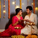 Rasika Sunil Instagram – Sarvanna lakshmipoojan ani narak chaturdashichya hardik shubheccha ❤️ 
Happy Diwali everyone 🤗

Saree by @k2fashioncloset 
Kurta set by @k2fashioncloset
Styled by @ketaki_ashish 
Photoshoot by @deepali_td_official 
Hair by @kirtimakeupexpert 
Jewellery by @aarika_by_chandrika 
Make up by Yours Truly ❤️

#rasikasunil #adibilagi #rasikasunilfc #love #gratitude #happiness #diwali #diya #festivevibes #festivewear