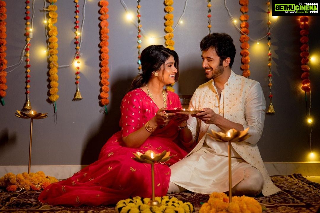 Rasika Sunil - 52.2K Likes - Sarvanna lakshmipoojan ani narak chaturdashichya hardik shubheccha ❤️
Happy Diwali everyone 🤗
Saree by @k2fashioncloset
Kurta set by @k2fashioncloset
Styled by @ketaki_ashish
Photoshoot by @deepali_td_official
Hair by @kirtimakeupexpert
Jewellery by @aarika_by_chandrika
Make up by Yours Truly ❤️
#rasikasunil #adibilagi #rasikasunilfc #love #gratitude #happiness #diwali #diya #festivevibes #festivewear