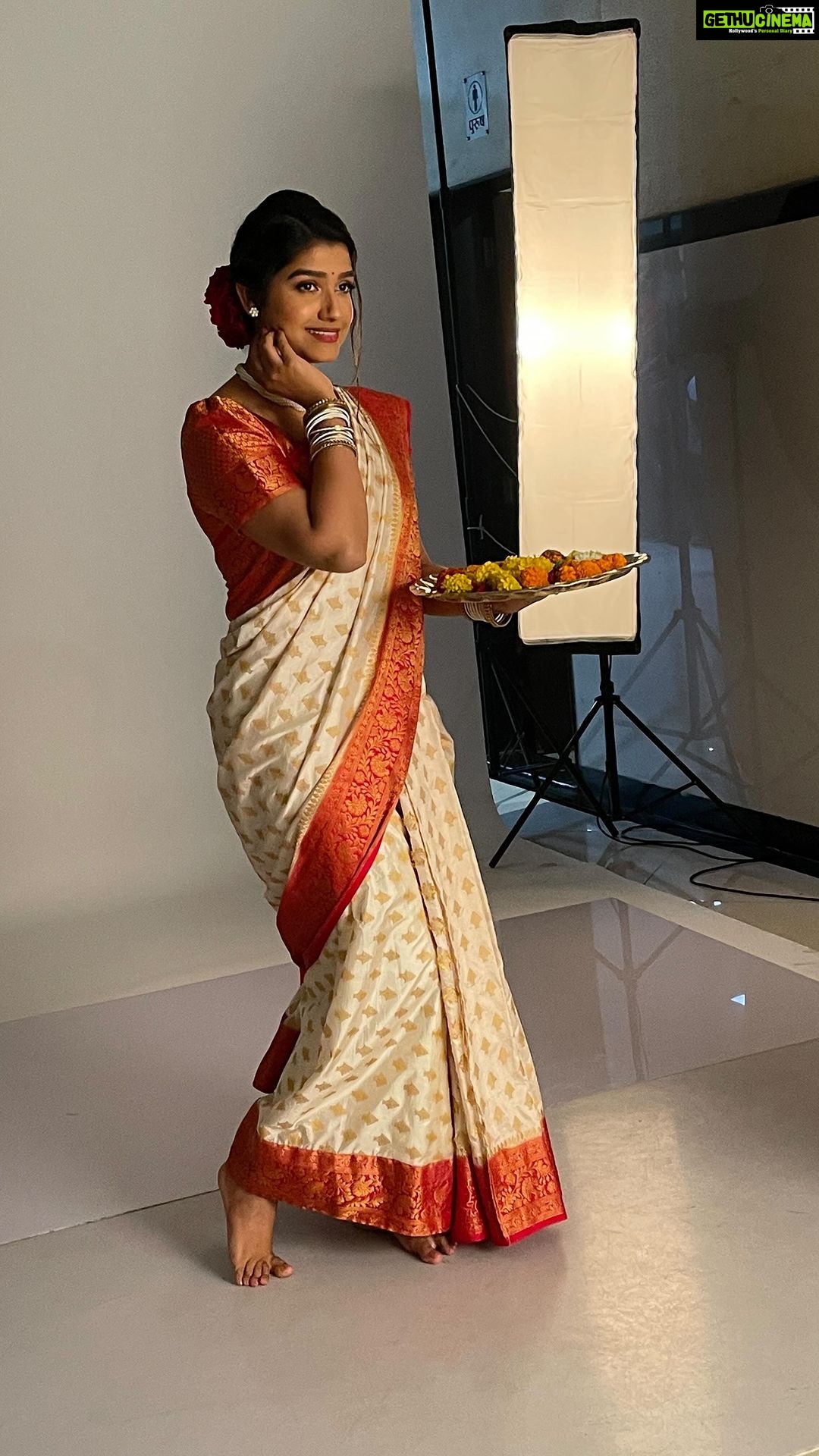 Rasika Sunil Instagram - Photoshoot, minutes before the performance for Pravah Picture awards. #Rasikasunil #rasikasunilfc #love #gratitude #reelitfeelit #happiness #reelsofinstagram #reelkarofeelkaro #fun #goforit #awesome