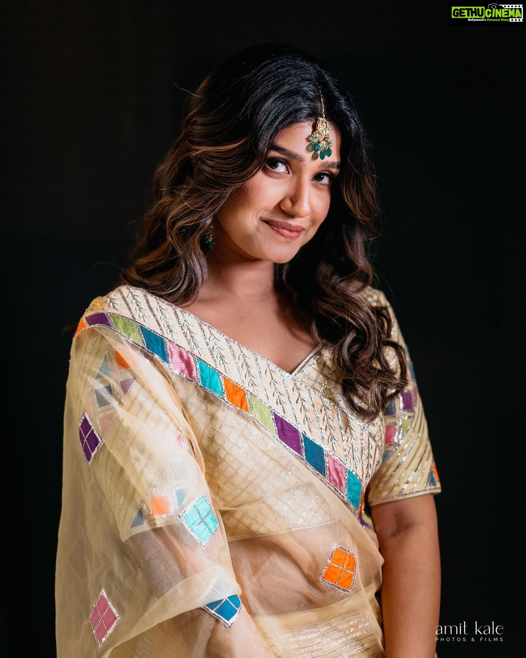 Rasika Sunil Instagram - Chala hawa yeu dya, Navratri special episode outfit ❤️ Style by @ketaki_ashish @stylebyk2 Outfit by @kiaadesigner Jewellery by @aarika_by_chandrika Photoshoot by: @amit_kale_photography MUA @seemaaofficial Hair by @seemaaofficial