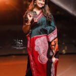 Rasika Sunil Instagram - आजचा रंग : मोरपंखी. मोरपंखी हा रंग महागौरी देवीचा आवडीचा रंग आहे. हा रंग मयूरता, सुंदरता, दृढ विश्वास आणि समृध्दीचे प्रतीक आहे..मोराला घडवताना त्याच्या पिसाऱ्यावर मुक्त हस्ताने रंगांची उधळण केली.आणि त्यातून हिरव्या आणि निळ्या रंगाच्या छटा तयार झाल्या. मोरपंखी रंगात सामावलेला हिरवा आणि निळा रंग राधाकृष्णाचे अस्तित्व म्हणून ओळखला जातो..डोळ्यांना प्रसन्न वाटणाऱ्या मोरपिशी रंगातील आरोग्यसंपन्नता,एकनिष्ठता आणि आत्मविश्वास हे गुण तुमच्या व्यक्तिमत्वाशी एकरूप होवो.. - नित्यश्री ज्ञानलक्ष्मी. @nityashree19 Saree and blouse by @k2fashioncloset Concept & Style by @ketaki_ashish @stylebyk2 Hair by @priyankapore_makeupartist @priyajadhav_makeupartist Jewelery by @shreyacreation16 Photo : @vikrantmumbaikar Video : @royalframez & @sagar_geedh Lights: @sushant.7373 MUA: Yours truly ❤️ Managed by @prernaasuryawanshi Assisted by @poojatayde ‼️ This Top, Design and Image is Subjected to Copyright ©️ ‼️P.S : Do not use this Image and Design without any Permission.! Stay tuned & stay safe