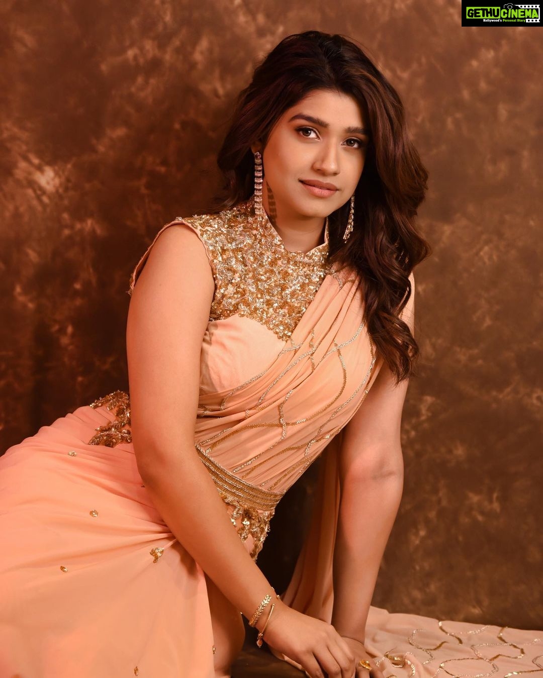 Rasika Sunil Instagram - Peach saree never fails you ❤️ Styled by @stylebyk2 @ketaki_ashish Outfit by @datetheramp Jewellery by @sorayaajewels_ Hair for photoshoot by @nikita_kumavat_makeovers Hair for SNDN by @priyankapore_makeupartist Photos by @sarrikaaaaaa Make up by me ❤️