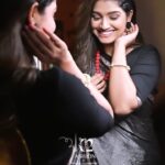 Rasika Sunil Instagram - आजचा रंग : राखाडी हा रंग कौशल्याचे,साहसतेचे आणि चैतन्याचे प्रतीक म्हणून ओळखला जातो..इतर तेजस्वी आणि जिवंत रंगांच्या तुलनेत राखाडी रंग अतिशय शांत आणि मोहक रंग आहे..त्याचबरोबर वाईट आणि नकारात्मक शक्ती दूर करून हा रंग योग्य दिशा दाखवतो..या रंगाप्रमाणेच तटस्थता,आणि संयमता तुमच्या आयुष्यात निरंतर टिकून राहो. - नित्यश्री ज्ञानलक्ष्मी @nityashree19 Saree and blouse by @k2fashioncloset Concept & Style by @ketaki_ashish @stylebyk2 Hair by @priyankapore_makeupartist @priyajadhav_makeupartist Jewelery by @shreyacreation16 Photo : @vikrantmumbaikar Video : @royalframez & @sagar_geedh Lights: @sushant.7373 MUA: Yours truly ❤️ Managed by @prernaasuryawanshi Assisted by @poojatayde ‼️ This Top, Design and Image is Subjected to Copyright ©️ ‼️P.S : Do not use this Image and Design without any Permission.! Stay tuned & stay safe