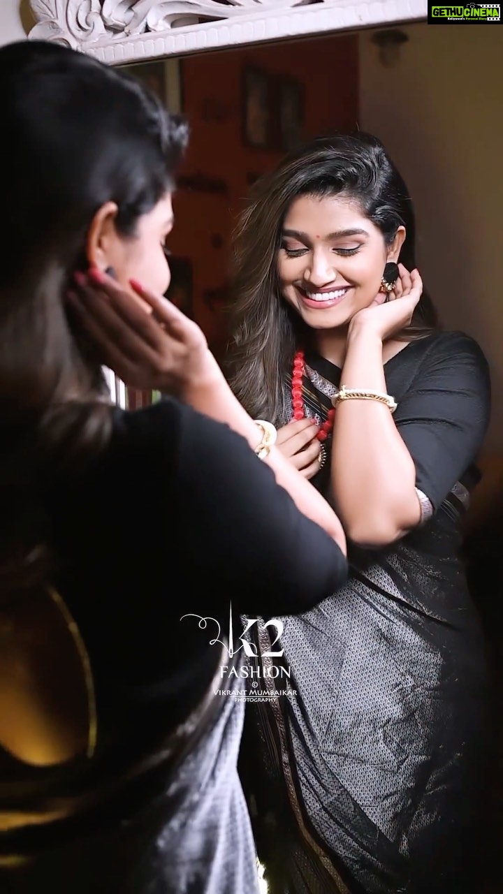 Rasika Sunil Instagram - आजचा रंग : राखाडी हा रंग कौशल्याचे,साहसतेचे आणि चैतन्याचे प्रतीक म्हणून ओळखला जातो..इतर तेजस्वी आणि जिवंत रंगांच्या तुलनेत राखाडी रंग अतिशय शांत आणि मोहक रंग आहे..त्याचबरोबर वाईट आणि नकारात्मक शक्ती दूर करून हा रंग योग्य दिशा दाखवतो..या रंगाप्रमाणेच तटस्थता,आणि संयमता तुमच्या आयुष्यात निरंतर टिकून राहो. - नित्यश्री ज्ञानलक्ष्मी @nityashree19 Saree and blouse by @k2fashioncloset Concept & Style by @ketaki_ashish @stylebyk2 Hair by @priyankapore_makeupartist @priyajadhav_makeupartist Jewelery by @shreyacreation16 Photo : @vikrantmumbaikar Video : @royalframez & @sagar_geedh Lights: @sushant.7373 MUA: Yours truly ❤️ Managed by @prernaasuryawanshi Assisted by @poojatayde ‼️ This Top, Design and Image is Subjected to Copyright ©️ ‼️P.S : Do not use this Image and Design without any Permission.! Stay tuned & stay safe